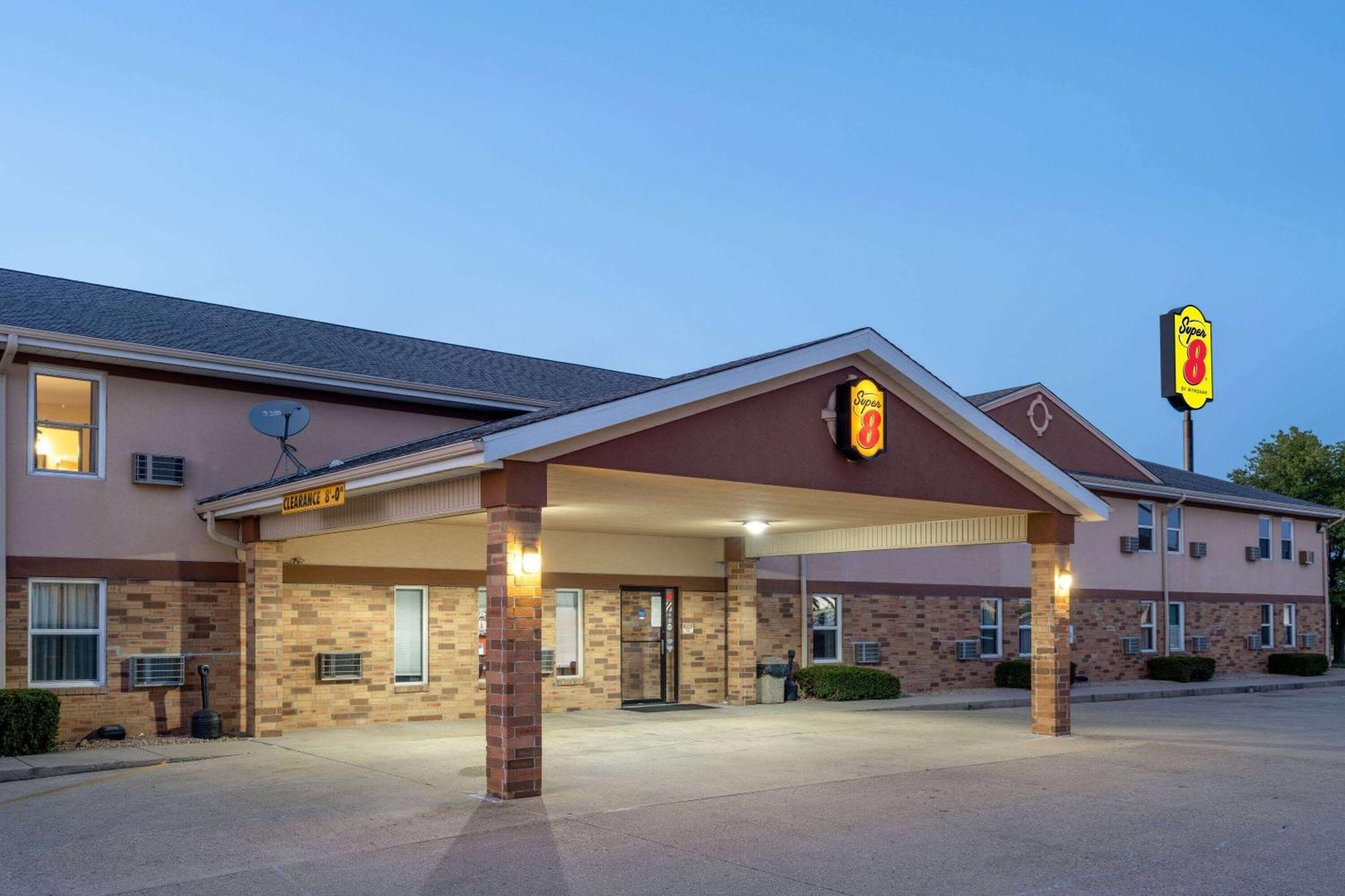 Super 8 By Wyndham Mattoon Hotell Eksteriør bilde